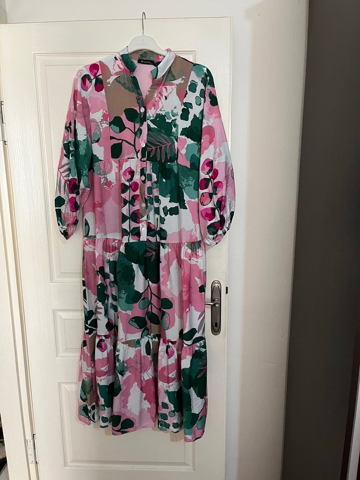 Düğmeli V Yaka Pembe Desenli elbise - Görsel 2