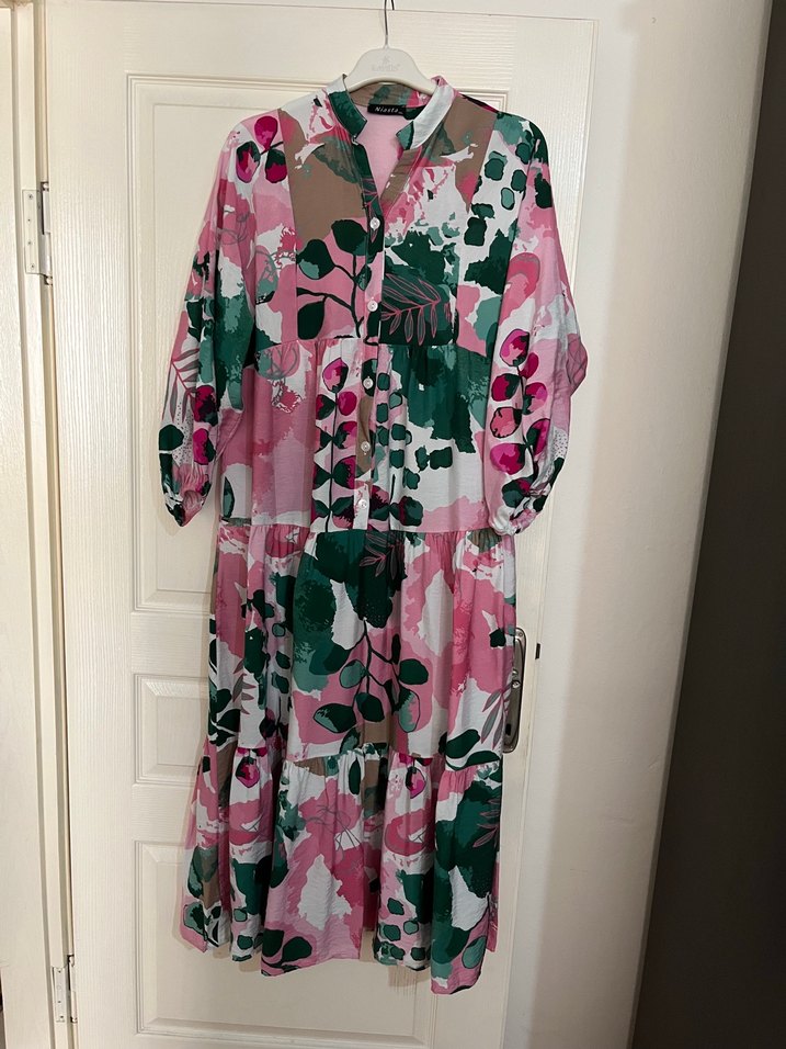 Düğmeli V Yaka Pembe Desenli elbise - Görsel 3