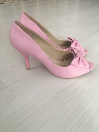 Pembe fiyonklu deri stiletto