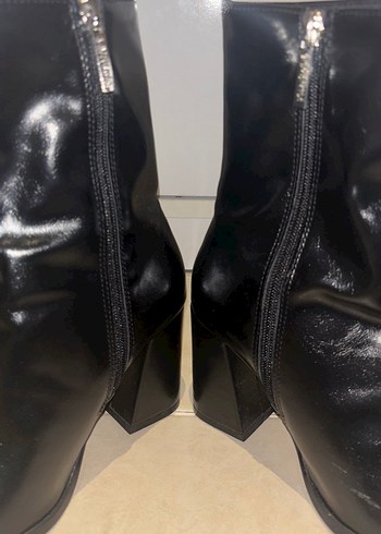 Kadın Siyah Deri Tokalı Topuklu Bot - Görsel 3