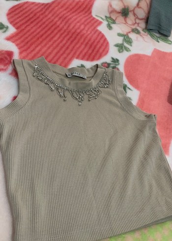 Zincir Detaylı Bej Triko Kolsuz Üst - Görsel 2