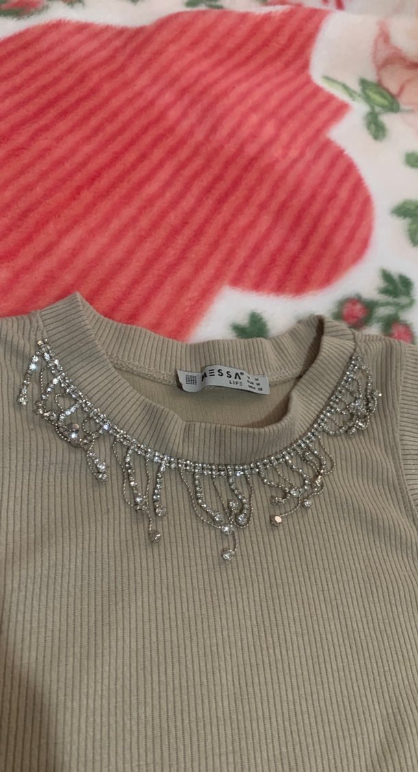 Zincir Detaylı Bej Triko Kolsuz Üst - Görsel 3