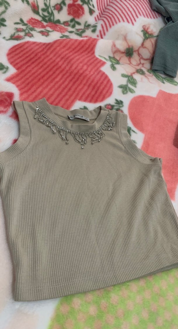 Zincir Detaylı Bej Triko Kolsuz Üst - Görsel 2