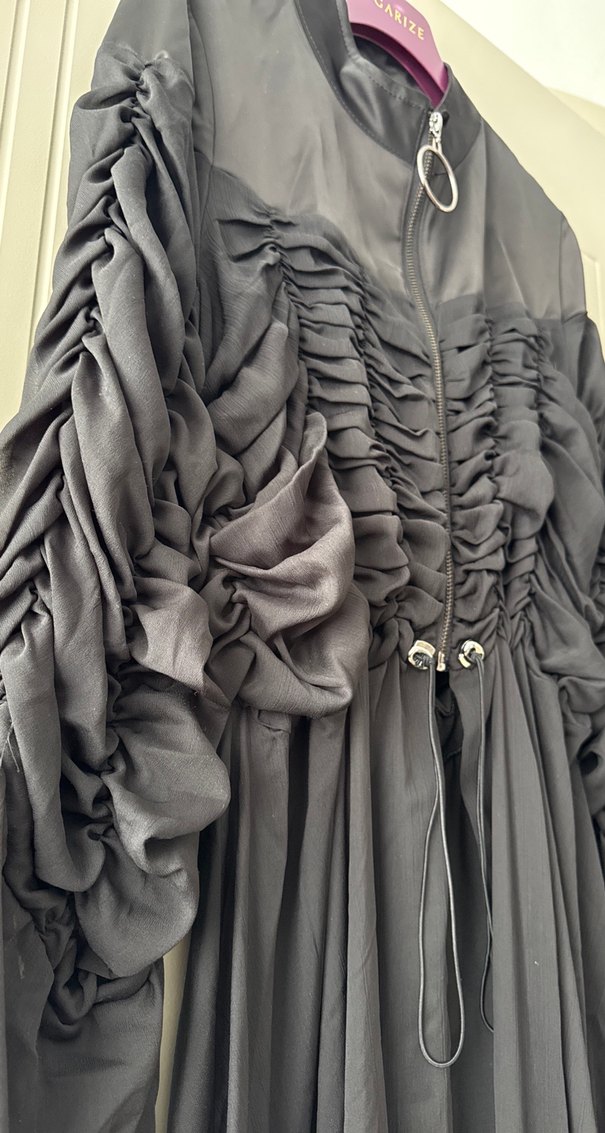 Siyah yeni etiketli içliklerin üzerine şık bir abiye - Görsel 3