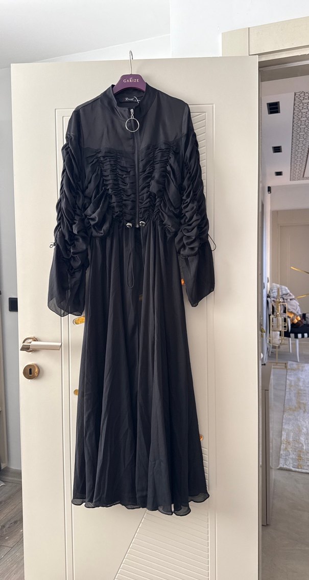 Siyah yeni etiketli içliklerin üzerine şık bir abiye - Görsel 5