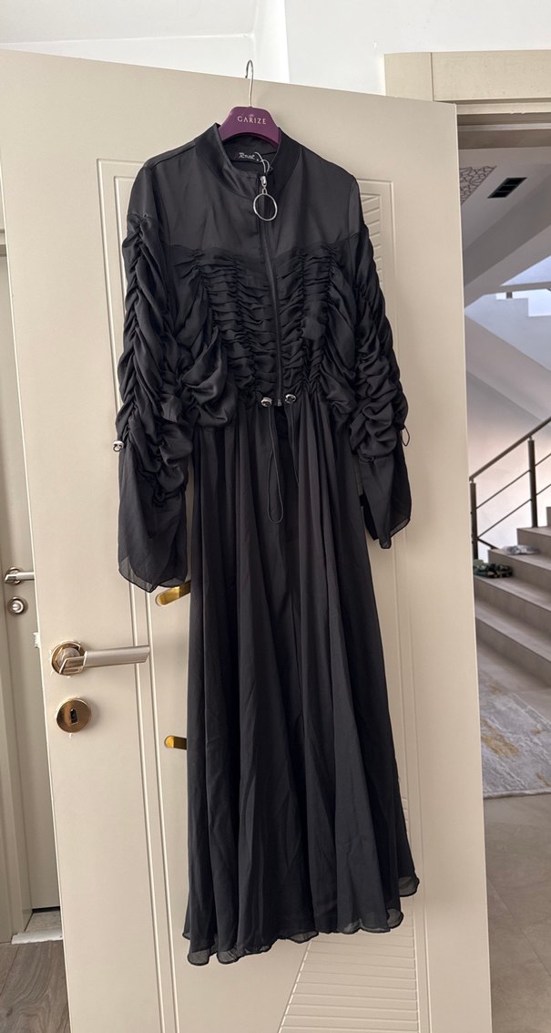 Siyah yeni etiketli içliklerin üzerine şık bir abiye - Görsel 2