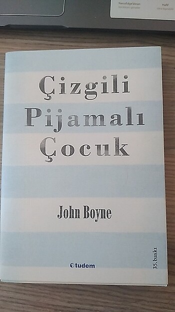 Çizgili Pijamalı Çocuk