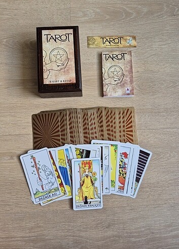 Tarot kartları kitap ve ayraç kusursuz ürün. Sadece 1 2 kere kul