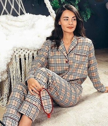 Burberry desenli pijama takımı ve pembe çizgili gömlek pant takı