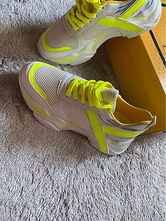 Neon Sarı ve Hologram Detaylı Yeni Spor Ayakkabı