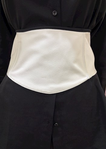 Beyaz Kemerli Siyah Gömlek - Görsel 3