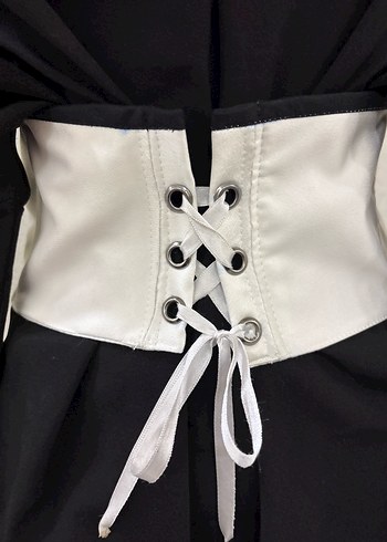 Beyaz Kemerli Siyah Gömlek - Görsel 2