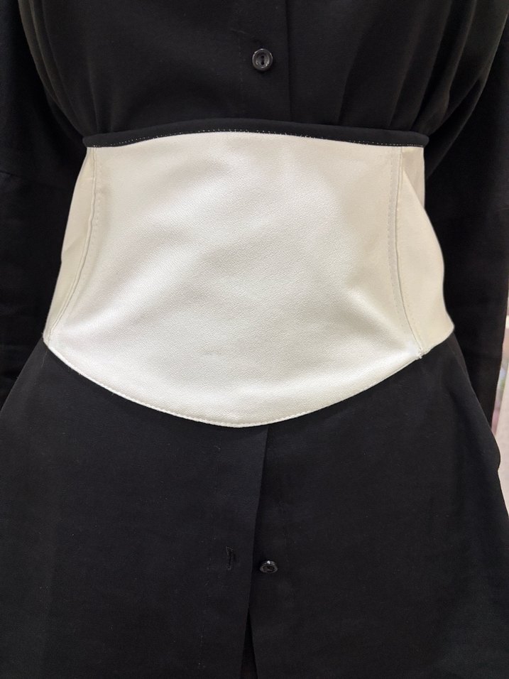 Beyaz Kemerli Siyah Gömlek - Görsel 3