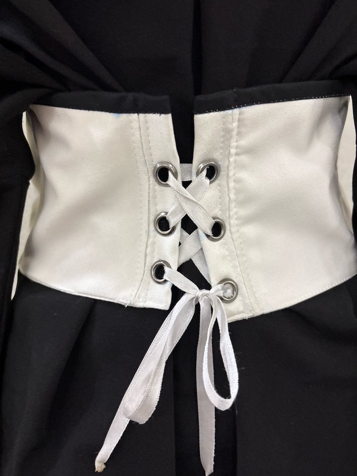 Beyaz Kemerli Siyah Gömlek - Görsel 2