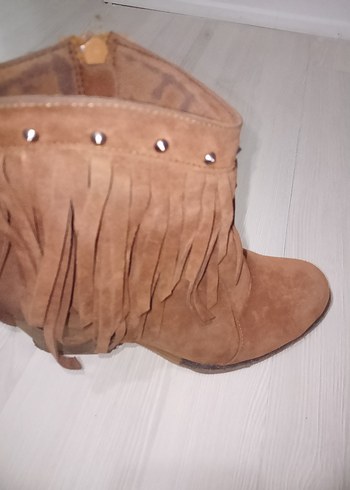 37 Beden Püsküllü Taba Süet Kadın Dolgu Topuklu Bot