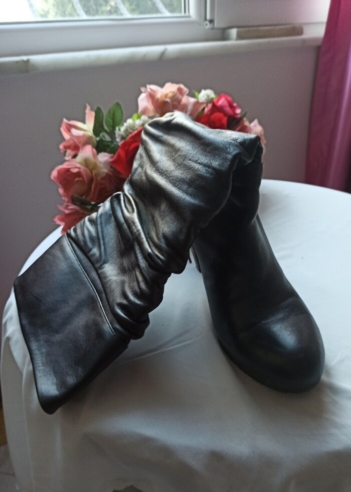 Siyah deri cizme, rahatlikla giyilen model - Görsel 2