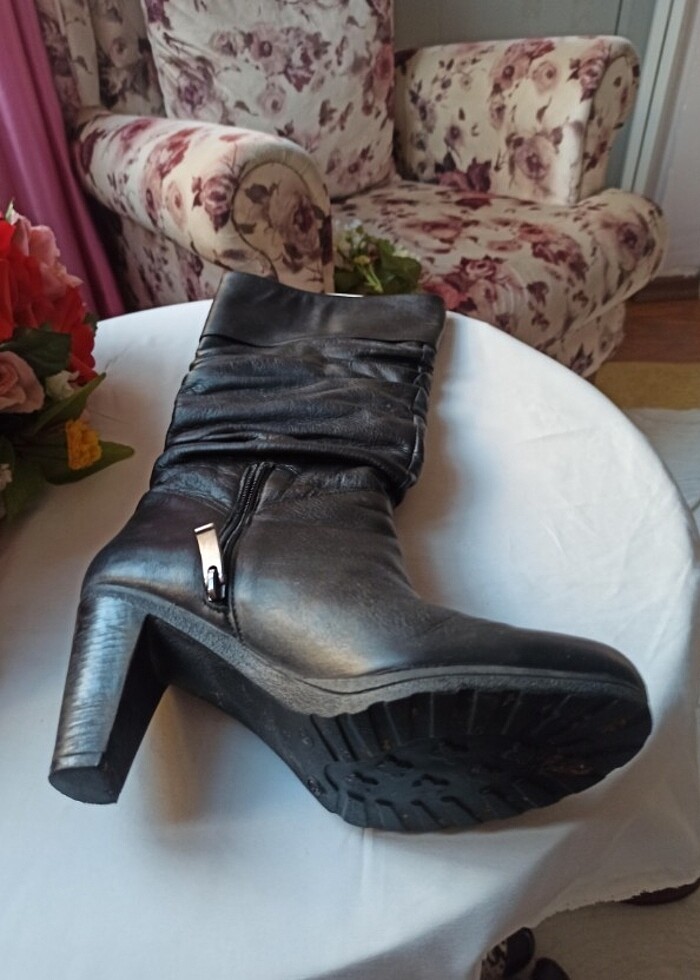 Siyah deri cizme, rahatlikla giyilen model - Görsel 3