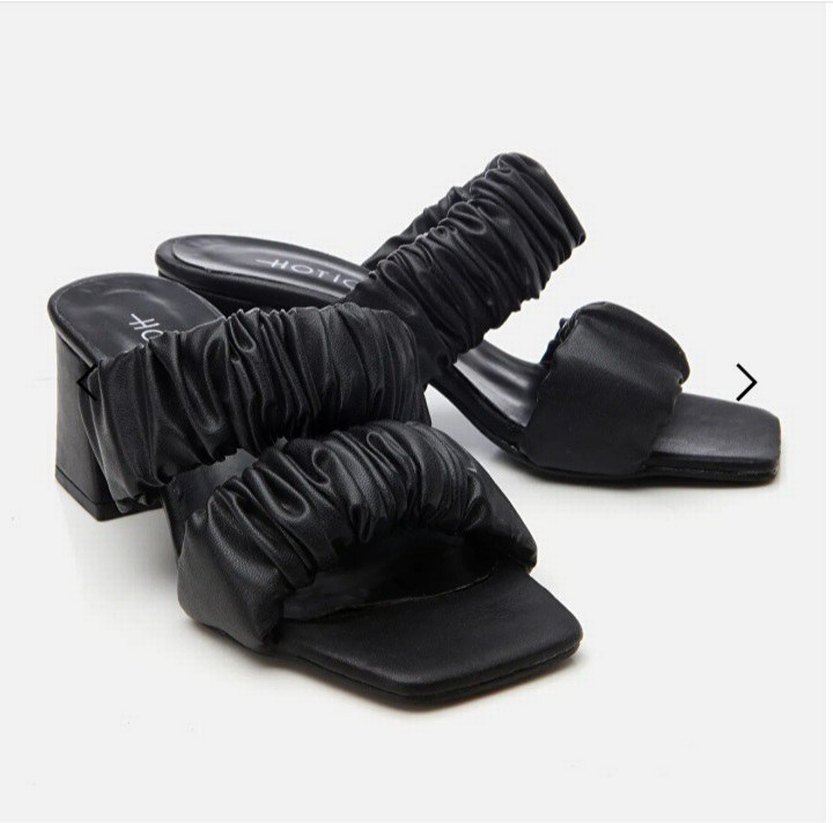 Siyah Topuklu Terlik - Görsel 1