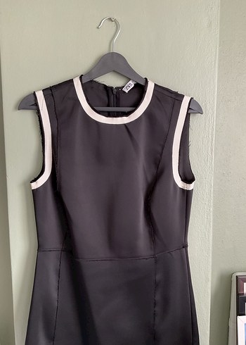 Siyah Saten Midi Kolsuz Elbise - Görsel 4