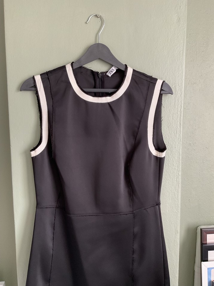 Siyah Saten Midi Kolsuz Elbise - Görsel 4