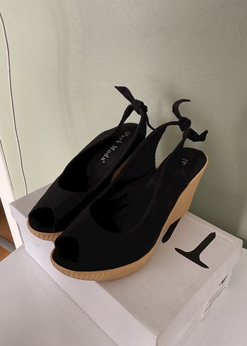 Siyah Tokalı Dolgu Topuk Kadın Ayakkabı - Görsel 3