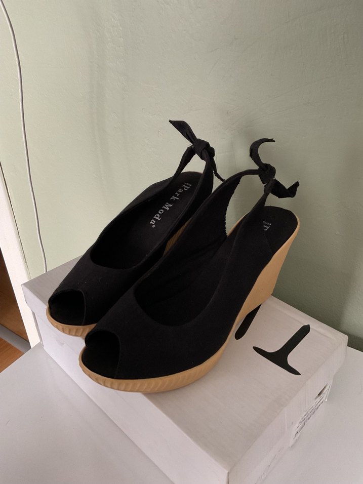 Siyah Tokalı Dolgu Topuk Kadın Ayakkabı - Görsel 3