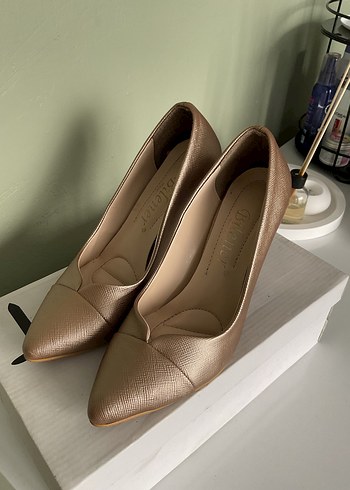 Bej Parlak Deri Stiletto Topuklu Kadın Ayakkabı - Görsel 2