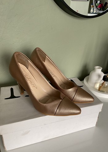 Bej Parlak Deri Stiletto Topuklu Kadın Ayakkabı - Görsel 5