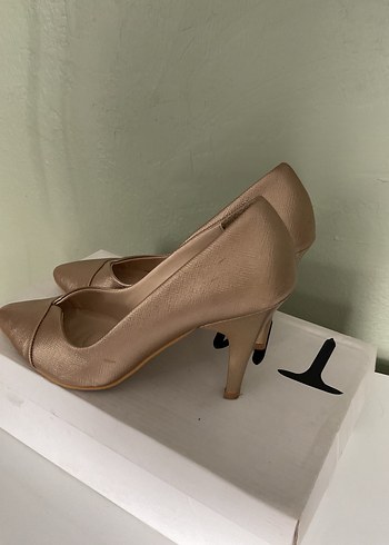 Bej Parlak Deri Stiletto Topuklu Kadın Ayakkabı - Görsel 4