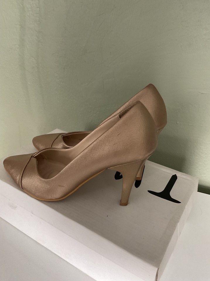 Bej Parlak Deri Stiletto Topuklu Kadın Ayakkabı - Görsel 4