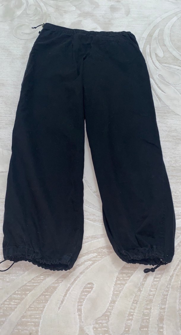 Bershka Siyah kargo pantolon - Görsel 4