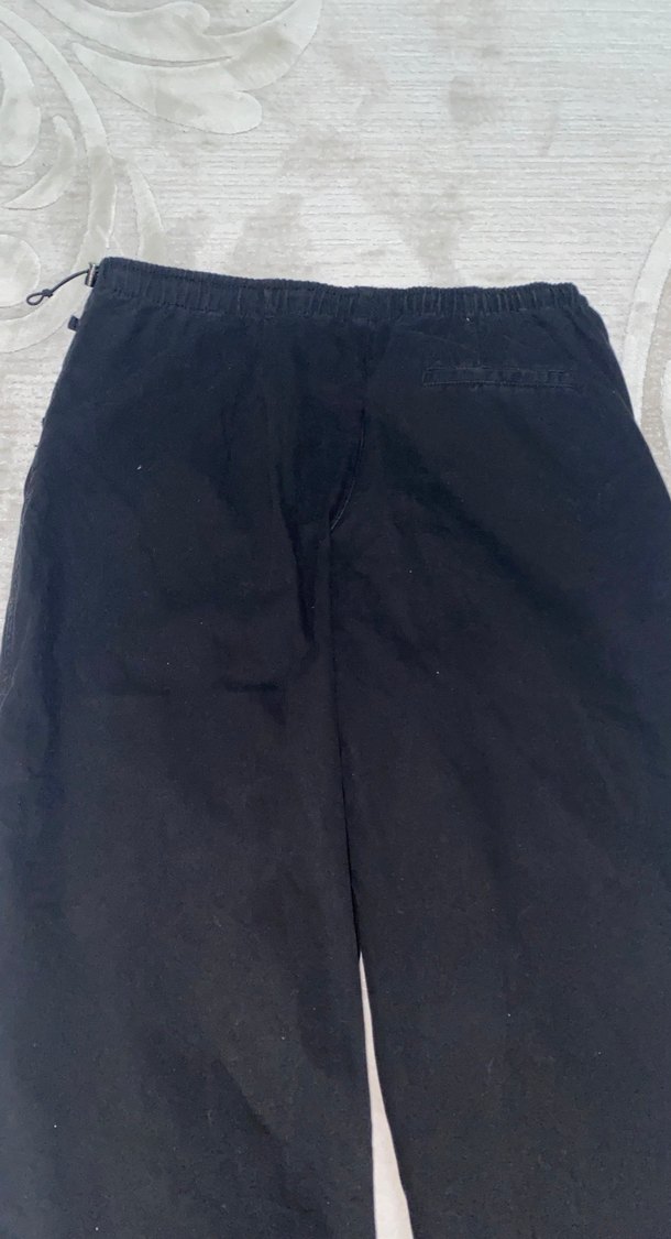 Bershka Siyah kargo pantolon - Görsel 5