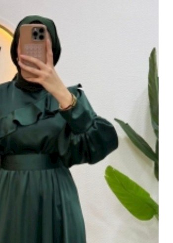 Diğer zümrüt yeşili saten elbise