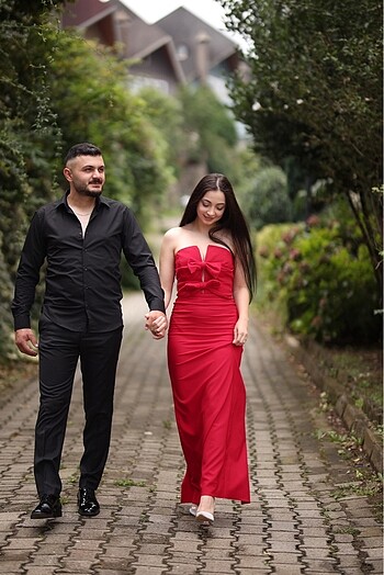 Kırmızı elbise