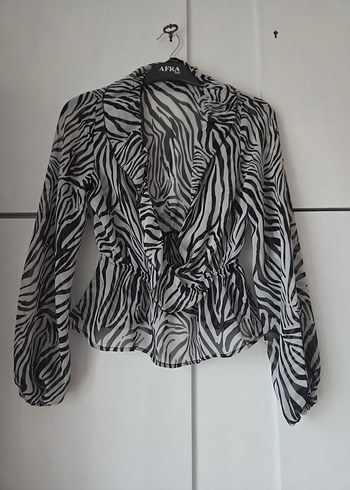Zebra Desenli V Yaka Fırfırlı Bluz