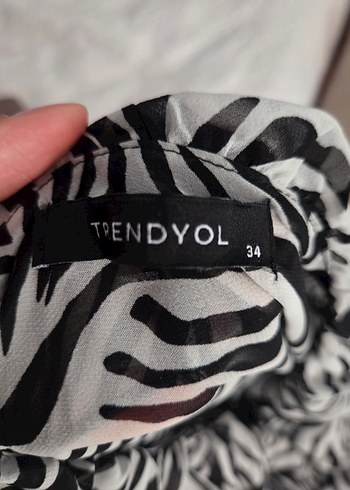 Trendyol & Milla Zebra Desenli V Yaka Fırfırlı Bluz