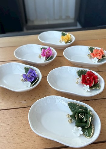 Beyaz Çiçek Desenli Renkli Seramik Tabaklar - Görsel 3