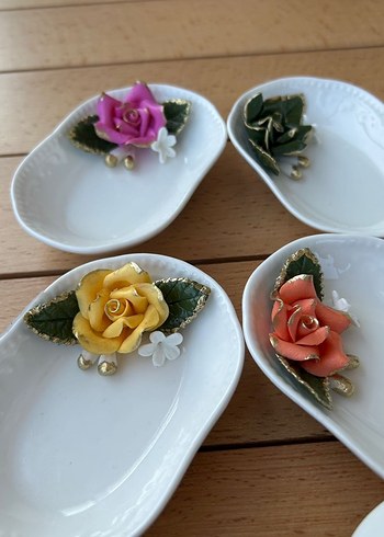 Beyaz Çiçek Desenli Renkli Seramik Tabaklar - Görsel 5