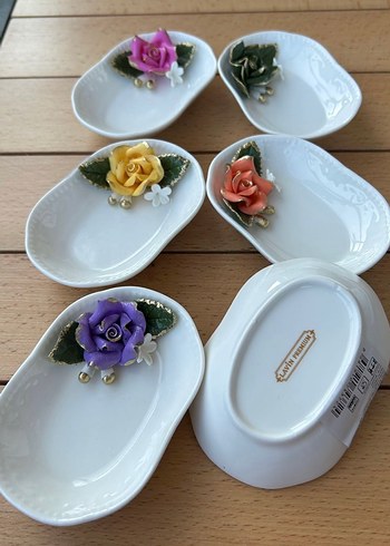 Beyaz Çiçek Desenli Renkli Seramik Tabaklar - Görsel 2