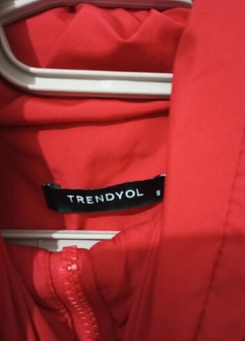 Trendyol & Milla Crop şişme mont kırmızı