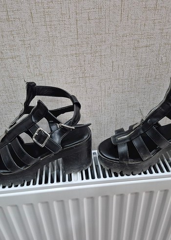 Tokalı Siyah Platform Topuklu Gotik Sandalet