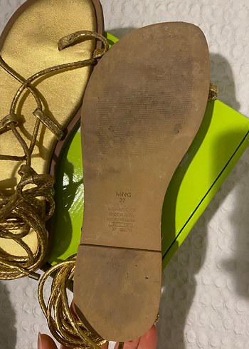 Altın Rengi Deri Yılan Desenli Topuklu Sandalet - Görsel 4