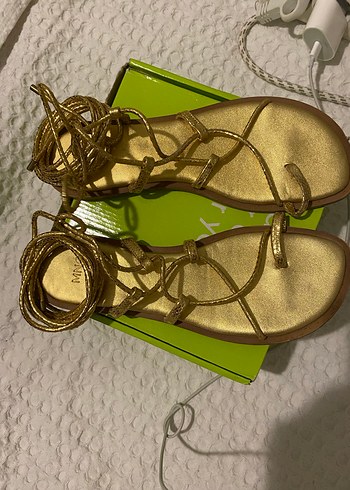 Altın Rengi Deri Yılan Desenli Topuklu Sandalet - Görsel 3