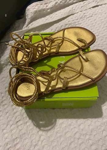 Altın Rengi Deri Yılan Desenli Topuklu Sandalet - Görsel 2