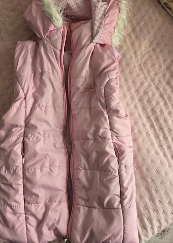 Kız Çocuk Pembe Kürklü Kapüşonlu Yelek - Görsel 2