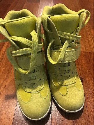 Gizli topuk sneaker