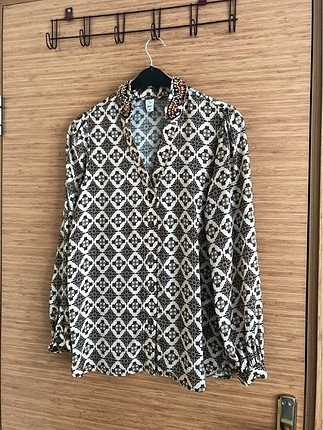 Arzu sabancı tasarımı koton marka bluz
