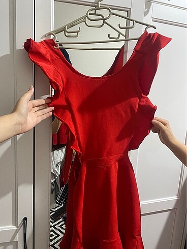 Sırtı bağlamalı kırmızı fırfırlı elbise