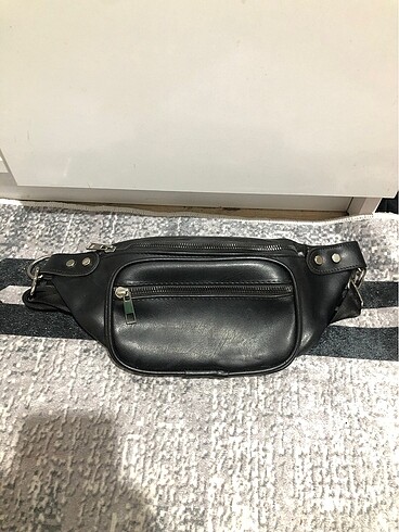 Siyah bel çantası