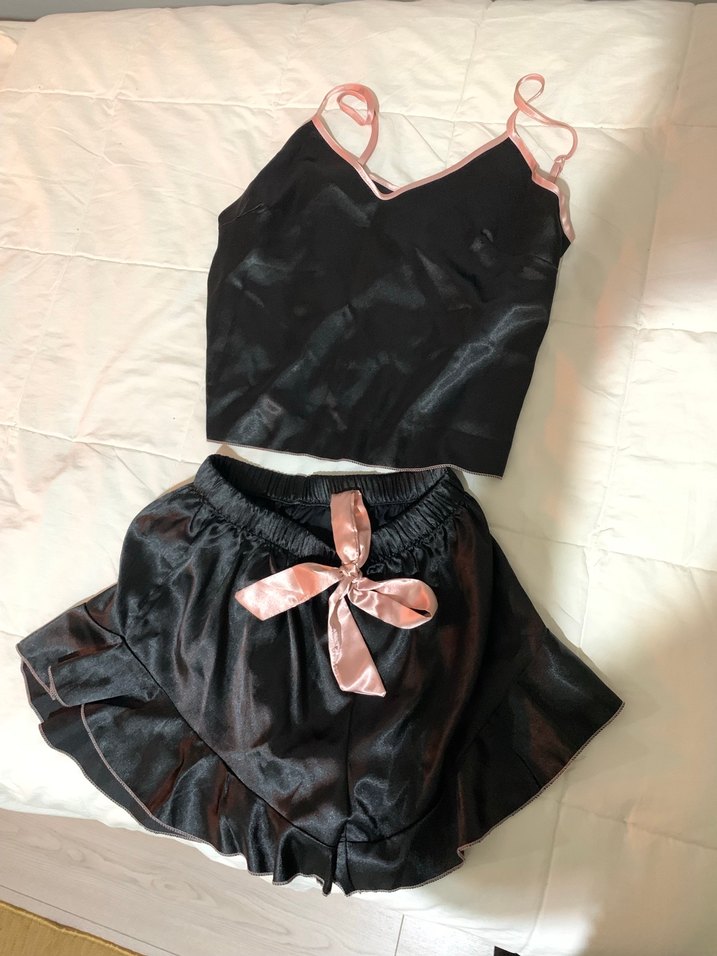 Pembe Detaylı Siyah Mini Saten Pijama Takımı - Görsel 2